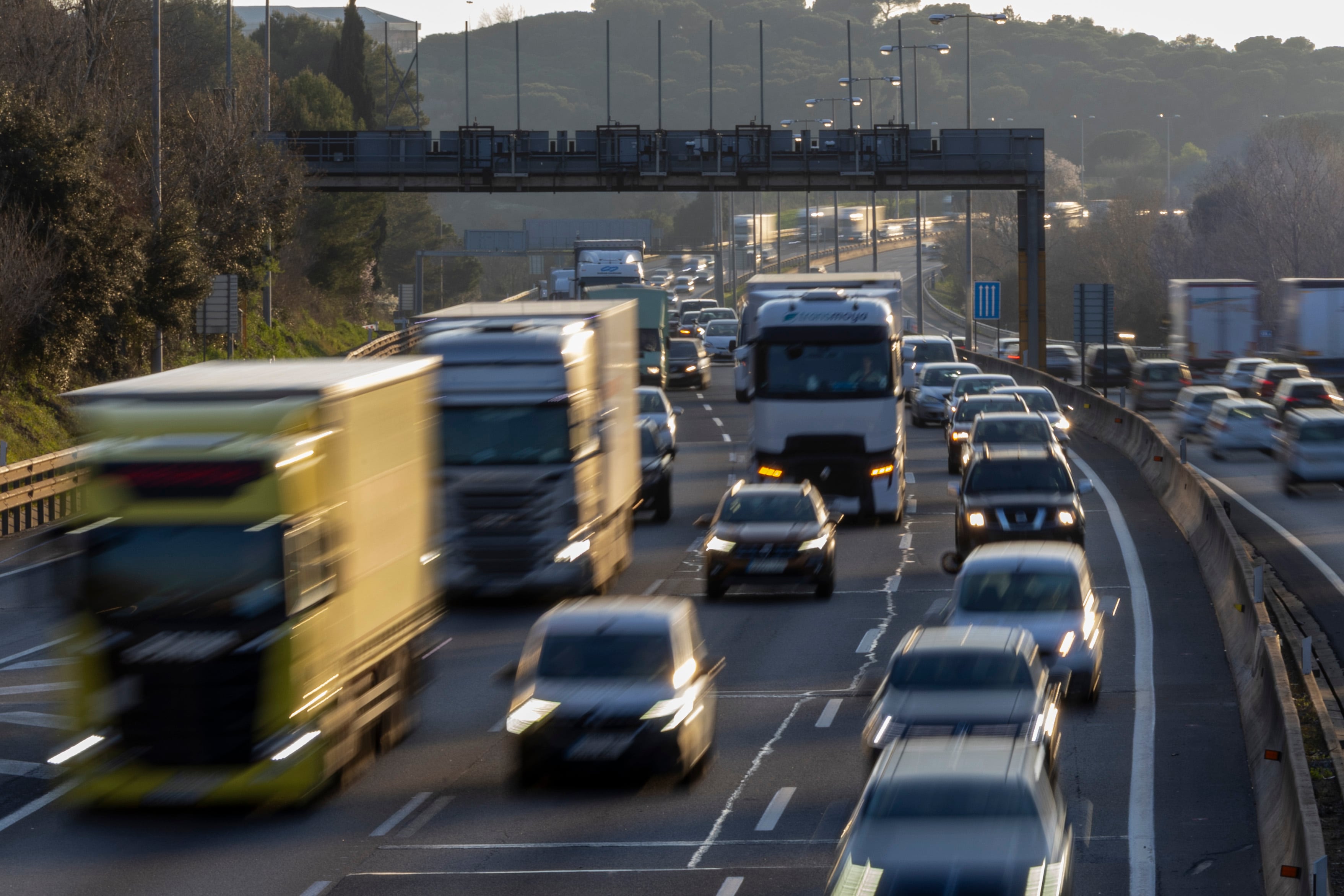 El mal estado y la congestión en las autopistas reabren el debate sobre recuperar los peajes en Cataluña