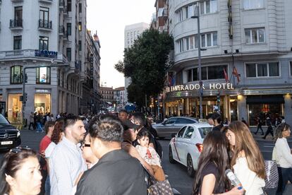 
Viandantes por la Gran Vía. 
