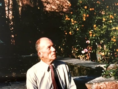 El hispanista Gerald Brenan, en mayo de 1959 en el jardín su casa de Churriana.