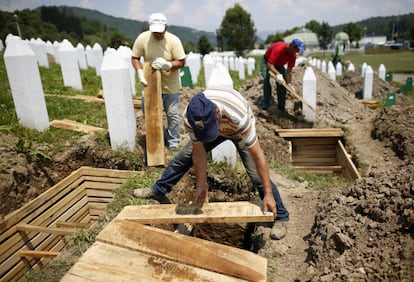 Construcción de un cementerio conmemorativo a los caídos en la masacre de Srebrenica, en Potocari al este de Bosnia. Los restos de 175 víctimas identificadas serán enterrados durante una ceremonia el 11 de julio cuando se cumple el 19 aniversario de la masacre.