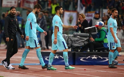 Luis Suárez y Gerard Piqué salen del terreno de juego cabizbajos tras ser eliminados en el partido de vuelta de los cuartos de final de Champions frente a la Roma.