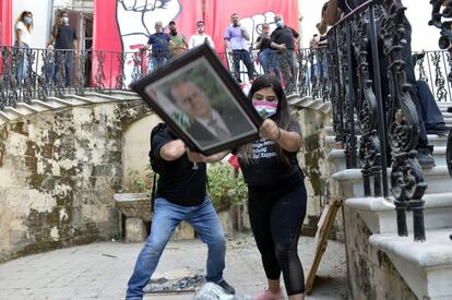 Los manifestantes destrozan un cuadro del presidente libanés Michel Aoun, en el interior del Ministerio de Asuntos Exteriores, en Beirut.