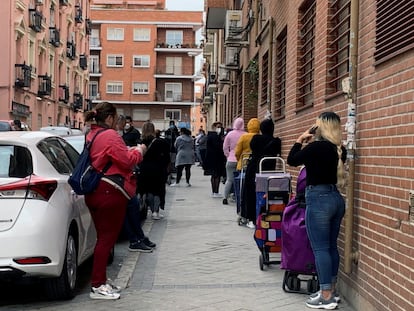 Fila de personas para entrar a un economato de Cáritas en Madrid, en una imagen de archivo.