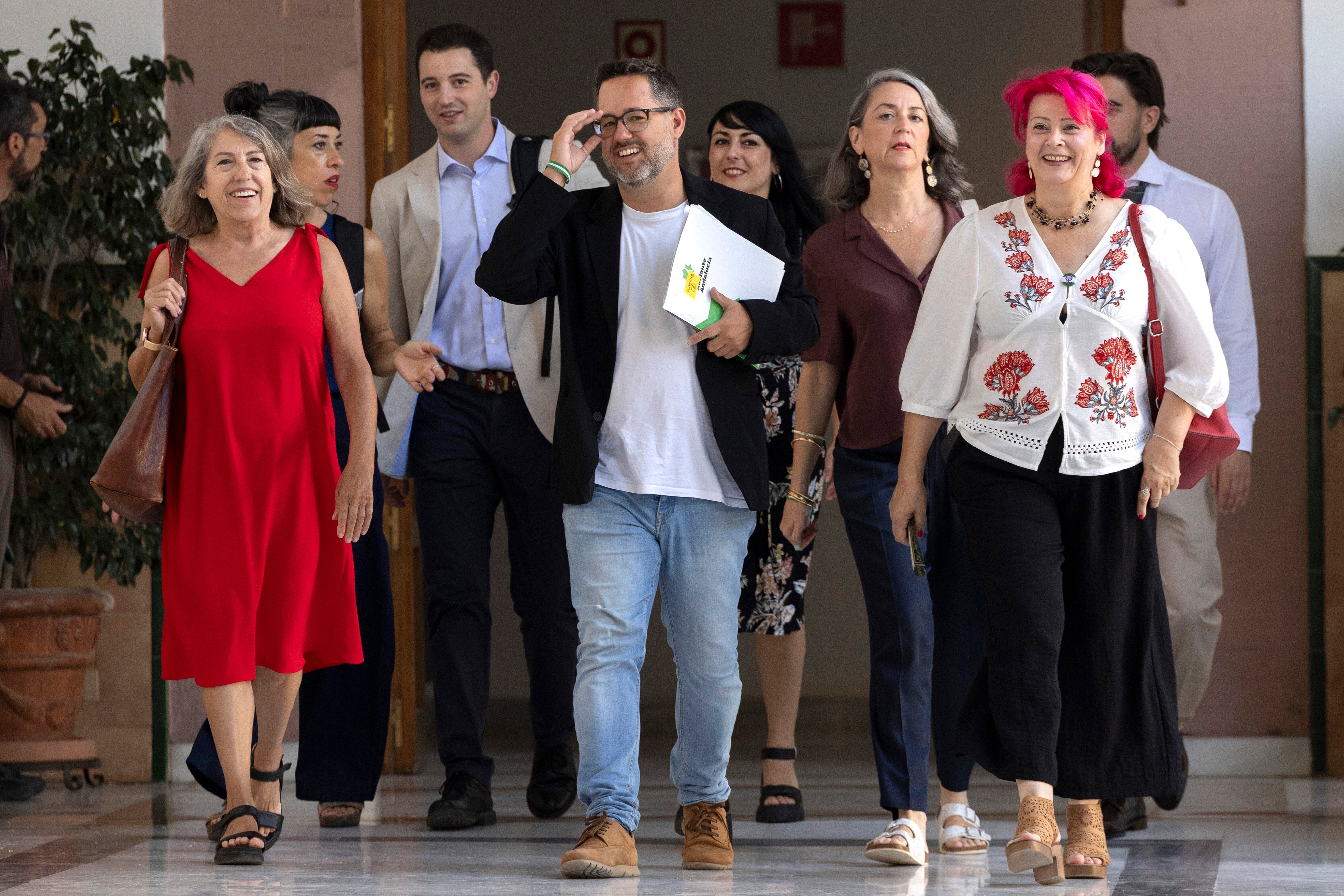 El líder de Adelante Andalucía, José Ignacio García (en el centro), durante la segunda jornada del debate de investidura en el Parlamento de Andalucía.