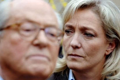 Jean-Marie y Marine Le Pen, en La Trinit&eacute;-sur-Mer en 2007. 