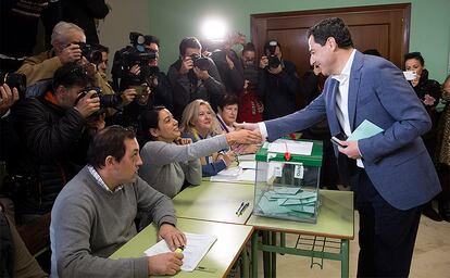 El candidato del Partido Popular a la presidencia de la Junta de Andalucía, Juanma Moreno, deposita su voto en un colegio electoral en Málaga.
