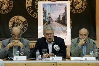 De izquierda a derecha, Mohamed Abed Yabri, Felipe González y Tahar Ben Jelloun, ayer en Madrid.