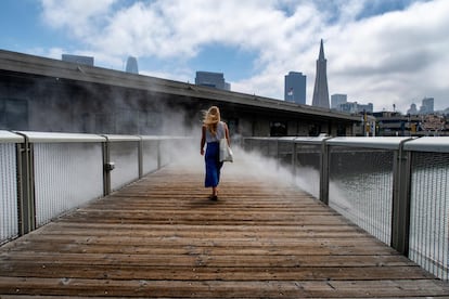 El espejo anti-gravedad es una de las muestras más antiguas, populares y representativas de este museo experimental instalado desde 2013 en el Pier 15 del emblemático embarcadero de San Francisco (en la imagen la instalación 'Fog Bridge', de Fujiko Nayak). Más de 600 exhibiciones interactivas que combinan elementos del arte, la ciencia y la percepción humana. Por ejemplo, en verano de 2016 los visitantes experimentaron con Strandbeest, las máquinas de los sueños de Theo Jansen. El primer jueves de cada mes el museo organiza un After Dark, donde se puede bailar en un tornado o construir una máquina de garabatos. <a href="https://www.exploratorium.edu/" target="_blank">exploratorium.edu</a>