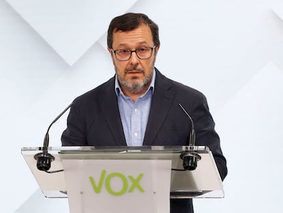 El portavoz Nacional de Vox, José Antonio Fúster, durante la rueda de prensa ofrecida tras la reunión del Comité de Acción Política de la formación, este lunes en Madrid.