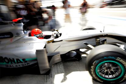 Michael Schumacher (Mercedes GP), sale al circuito de Bahrein durante los entrenamientos del primer gran premio del mundial.