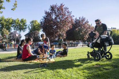 Una familia disfruta del buen tiempo en un parque de Boadilla del Monte.