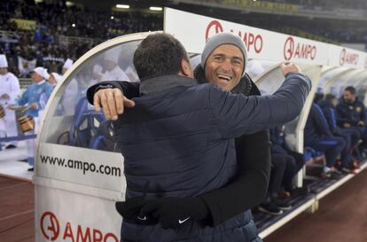 El entrenador de la Real Sociedad, Eusebio Sacristán (izquierda), abraza al entrenador del Barcelona, Luis Enrique.