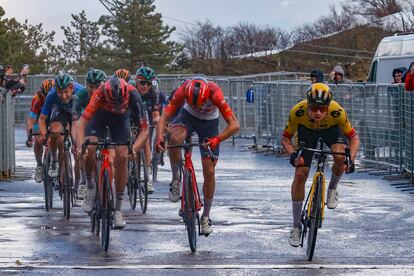 Roglic, a la derecha, esprinta para ganar en el cima de Sassotetto.