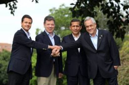 Los presidentes de los estados miembros de la Alianza del Pacífico el 23 de mayo de 2013, para la foto oficial, de izquierda a derecha, el presidente de México, Enrique Peña Nieto, el presidente de Colombia, Juan Manuel Santos; el presidente de Perú, Ollanta Humala y el presidente de Chile, Sebastián Piñera, durante la VII Cumbre de la Alianza del Pacífico en Cali (Colombia). EFE/Archivo