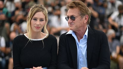 Sean Penn dirige a su hija Dylan en el drama 'Flag Day'.