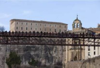 Vista del puente de San Pablo en Cuenca con componentes sobre el mismo de la cadena humana contra el Almacn Temporal Centralizado (ATC). EFE/Archivo