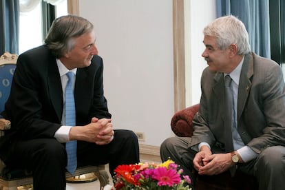 El Presidente de la Generalitat de Cataluña Pasqual Maragall en Montevideo, Uruguay, se entrevista con el Presidente de Argentina Néstor Kirchner, en 2005.