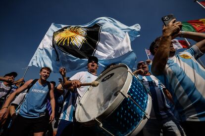 Cientos de argentinos realizan un banderazo en apoyo a su equipo en la víspera del debut en la copa Mundial Qatar. 