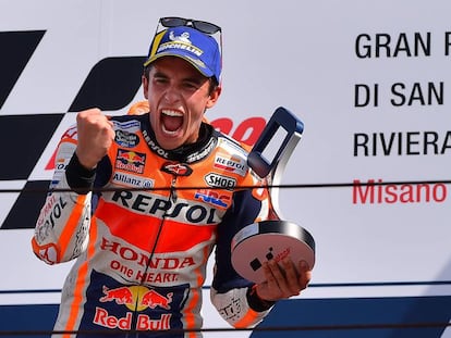 Marc Márquez celebra su victoria en el podio, este domingo.