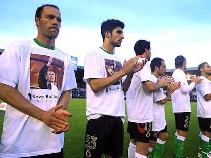 Los jugadores del Racing, con una camiseta de Ballesteros durante el homenaje al golfista.