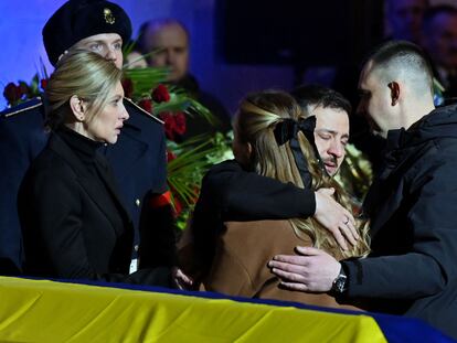 El presidente ucranio, Volodímir Zelenski, y la primera dama, Olena Zelenska, participan en el funeral del ministro del Interior, Denis Monastirskii, este sábado en Kiev.