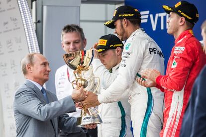 El presidente de Rusia, Vladimir Putin, entrega el trofeo al ganador Lewis Hamilton.