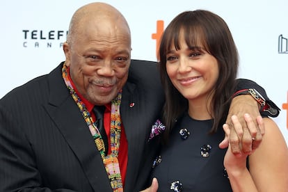 Rashida Jones – Uno de los mayores halagos que pueden recibir cualquiera de estos cachorros es el de haber desarrollado una carrera tan prolífica y meritoria que nos haga cambiar la etiqueta de ‘hijos de’. Ese es el caso de la actriz de On the rocks o Parks and Recreation, hija del legendario productor musical Quincy Jones (Michael Jackson, Frank Sinatra), y que para las nuevas generaciones ya es más conocido por ser el ‘padre de’ Rashida.