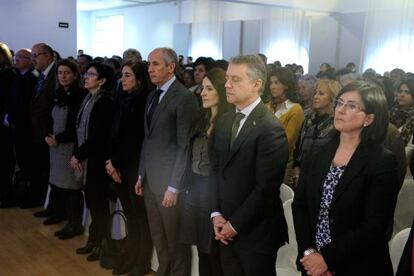 El lehendakari, Iñigo Urkullu, guarda un minuto de silencio en recuerdo de las víctimas del accidente aéreo de los Alpes junto a algunos de sus consejeros.