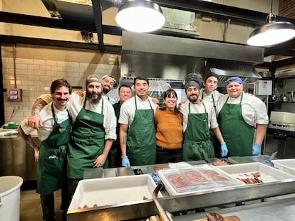 El equipo de cocineros ahumadores de Rooftop Smokehouse al completo, con Buster Turner y Carla Rodamilans.