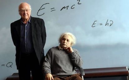 Peter Higgs posa junto a una escultura de Albert Einstein en el CosmoCaixa de Barcelona.