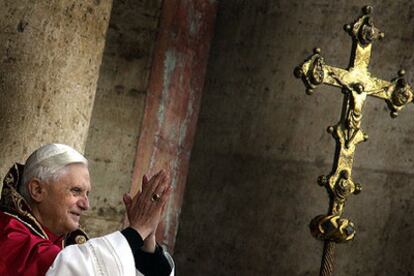 Joseph Ratzinger saluda a los fieles, ya como papa Benedicto XVI, desde el balcón de la basílica de San Pedro.