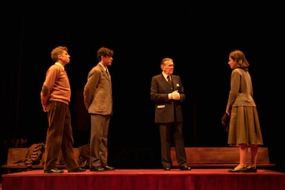 Francisco Dávila, Juan Carlos Mesonero, Josep Maria Flotats y Natalia Huarte, en una escena de 'París 1940'.