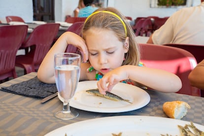 Modificar los malos hábitos permite prevenir posibles problemas de salud en el futuro. Es importante incrementar el consumo de alimentos con un alto valor nutricional, como el pescado.