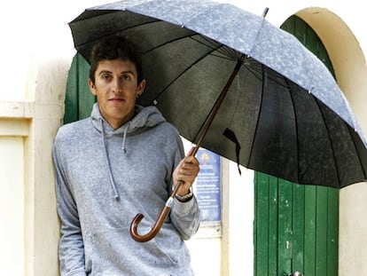 Marc Soler posa bajo la lluvia, en Vilanova i la Geltrú.