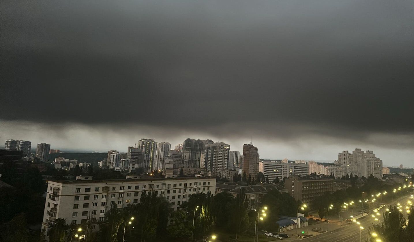 El cielo de Kiev, cubierto en madrugada del 4 de julio con contaminación por los incendios causados por el bombardeo ruso.