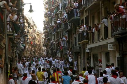 Cientos de mozos a su paso por la calle Estafeta durante el segundo encierro de los Sanfermines de 2016.