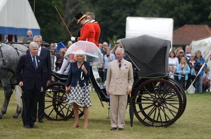 El príncipe Carlos y su esposa, la duquesa de Cornualles, en una exhibición de flores en Sandringham.