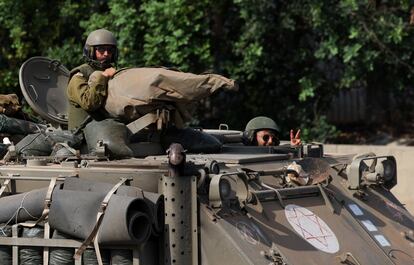 Un vehículo militar israelí cerca de la frontera con Líbano