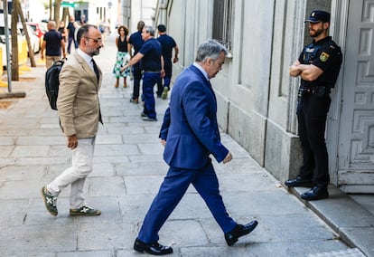 Santos Cerdán, junto a su abogado, a su llegada al Tribunal Supremo el 30 de junio.