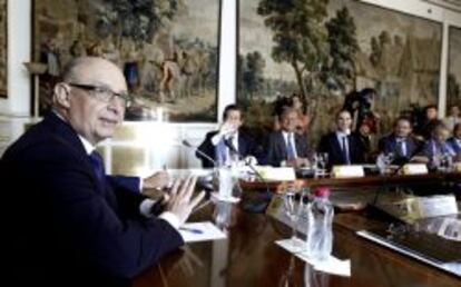 GRA012. MADRID, 08/09/2014.- El ministro de Hacienda y Administraciones P&uacute;blicas, Crist&oacute;bal Montoro (i), durante la reuni&oacute;n que ha mantenido hoy, en la sede del ministerio en Madrid, con los miembros de la junta directiva de ANFAC, la asociaci&oacute;n de los principales fabricantes de autom&oacute;viles y camiones. EFE/Fernando Alvarado