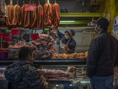 Carniceros trabajan en un mercado de Ciudad de México, en enero de 2022.