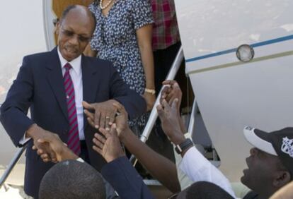El expresidente haitiano, Jean Bertrand Aristide, saluda a la sus seguidores en el aeropuerto de Puerto Príncipe, Haití.