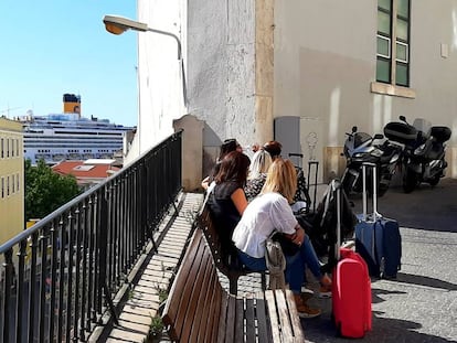 Esperando la hora de entrar en el apartamento de Alfama, con la terminal de cruceros al fondo.