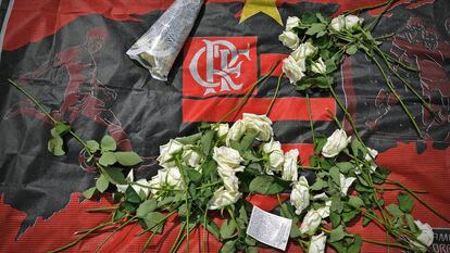 Una ofrenda en recuerdo de los diez adolescentes muertos en el incendio.