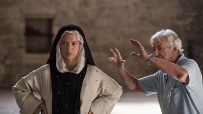 Un momento del rodaje de la película 'Bendetta'. En la imagen, la actriz Virginie Efira y el director Paul Verhoeven.