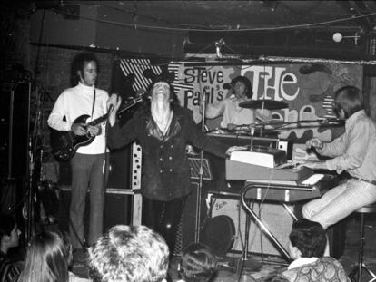 The Doors: de esquerda a direita, o guitarrista Robby Krieger, o cantor Jim Morrison, o baterista John Densmore e o teclista Ray Manzarek, em uma atuação em Nova York, em junho de 1967.