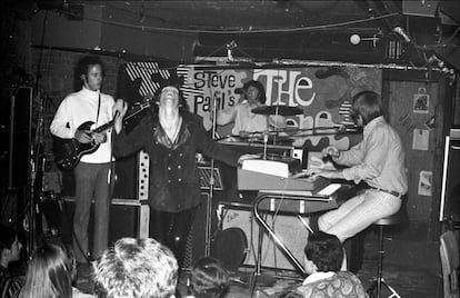 The Doors: de izquierda a derecha, el guitarrista Robby Krieger, el cantante Jim Morrison, el baterista John Densmore y el teclista Ray Manzarek, en una actuaci&oacute;n en Nueva York, en junio de 1967.