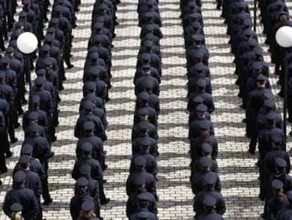 Decenas de policías nacionales, durante un acto oficial desarrollado en el patio principal del complejo de Canillas, en Madrid.