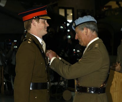 El príncipe Carlos condecora a su hijo menor en mayo de 2010.