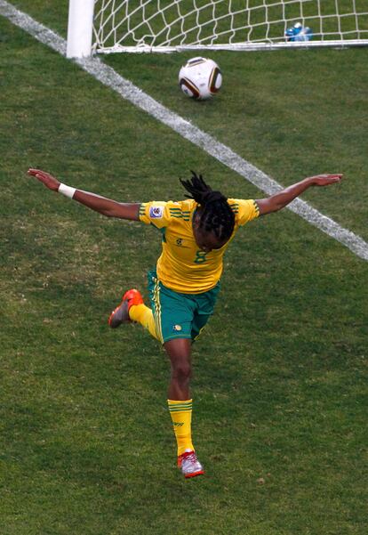Siphiwe Tshabalala celebra el primer gol del Mundial, para Sudáfrica, la selección anfitriona.